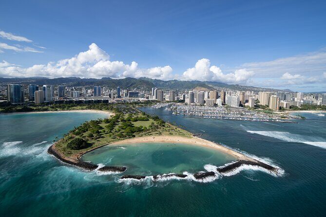 60 Minutes SHARED Helicopter Tour in Honolulu - Pali Lookout and Kaneohe Bay: the cliffs and the highway feel