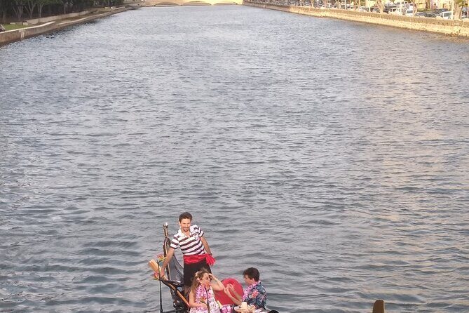 Aloha Gondola Cruise with Drinks & Pastries - Choosing the Right Time for City Lights and Romance
