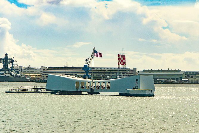 Best of Oahu: Pearl Harbor, Arizona Memorial and the Polynesian Cultural Center - Pearl Harbor Visitor Center: setting the scene before the silence