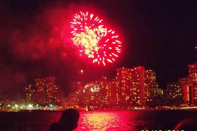 Friday Fireworks Dinner Sail from the Hilton Hawaiian Village - Comfort on board: motion, spray, and how to prepare