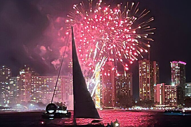 Friday Night Waikiki Fireworks Cruise - Diamond Head State Monument: the iconic look, in a short window
