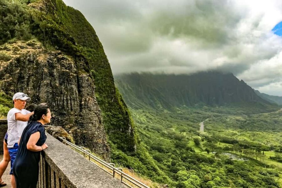 From Waikiki: Oahu Circle Island Tour - Diamond Head and Halona Blowhole: the first wow moments