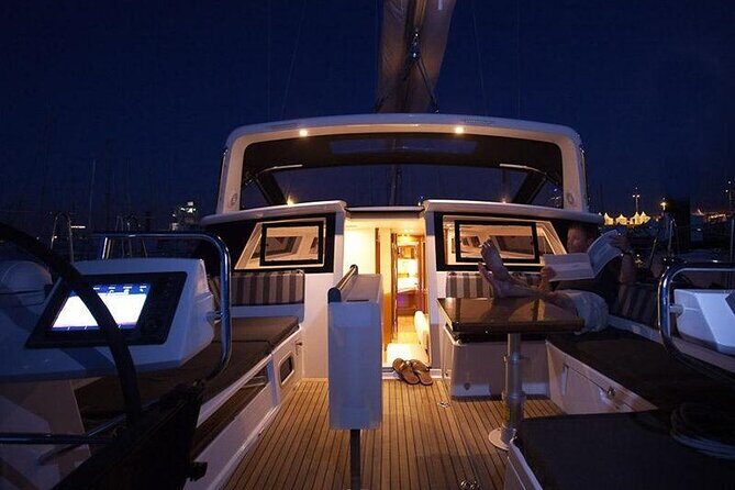Luxury Diamond Head Sunset Sail - The 5:00 pm Departure: Where the Evening Magic Begins