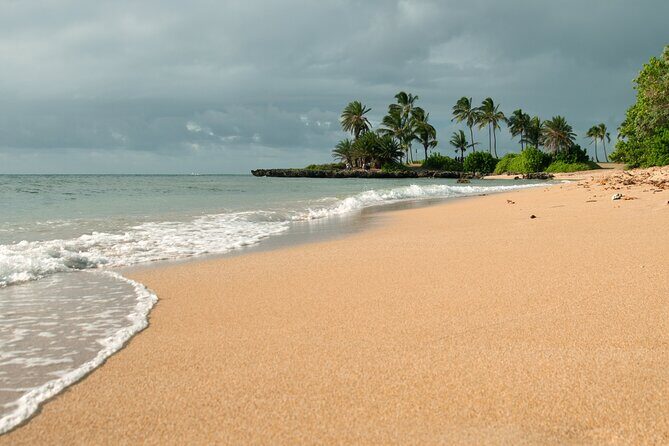 O‘ahu Highlights Private Guided Tour: Landmarks & Architecture - The Kamehameha V statue courtyard: gold leaf detail