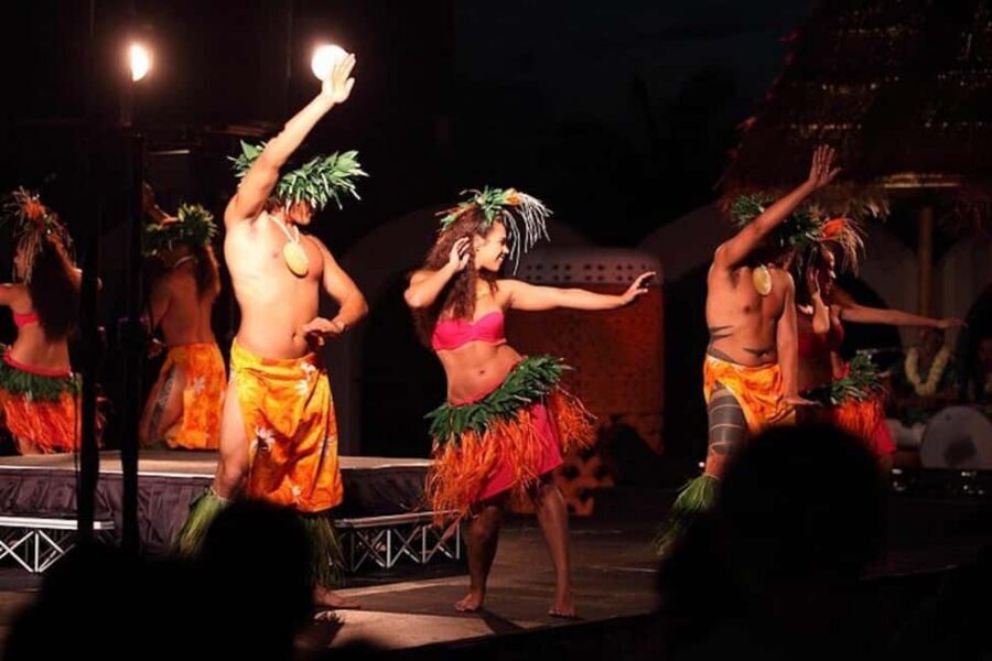 Oahu: Hilton Waikiki Starlight Luau - Your first hour: Mai Tai welcome and a group hula lesson