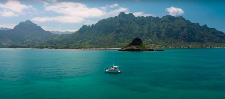 Oahu: Molii Fishpond and Kaneohe Bay Catamaran Tour - Secret Island boarding: a natural pause before the catamaran portion