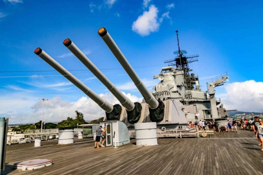 Oahu: Pearl Harbor Battleship Tour - The Arizona Memorial: the boat ride and the 15-minute window
