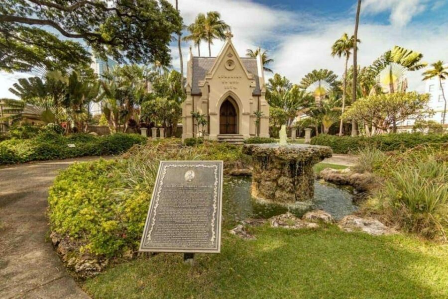 Oahu: Pearl Harbor Battleship Tour - After Pearl Harbor: Punchbowl, Cemetery of the Pacific, and Honolulu stops