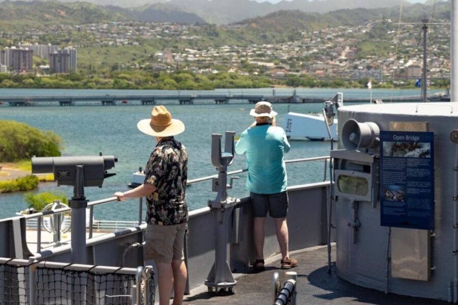 Oahu: Pearl Harbor Battleships Group Tour - Punchbowl Crater Photos and Downtown Honolulu Stops