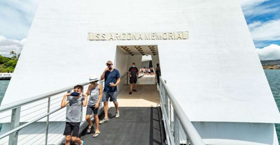 Oahu: Pearl Harbor Battleships Group Tour - Pearl Harbor Visitor Center: Set the Scene Before the Memorial