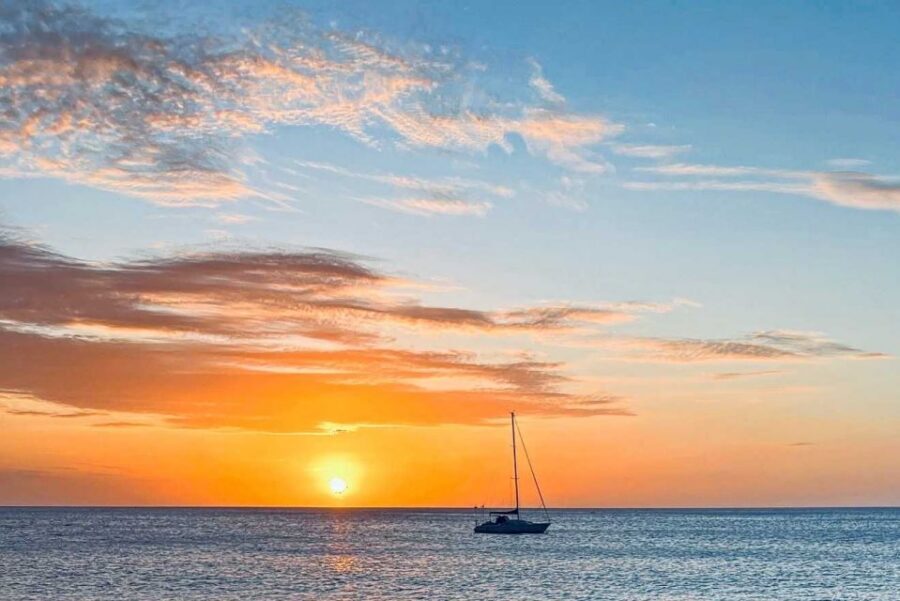 Oahu: Sunset sailing in small intimate groups - The boat experience: comfort, sound, and small touches that matter