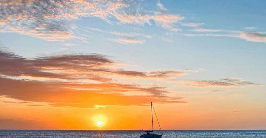 Oahu: Sunset sailing in small intimate groups - Diamond Head views: the reason to choose a small yacht
