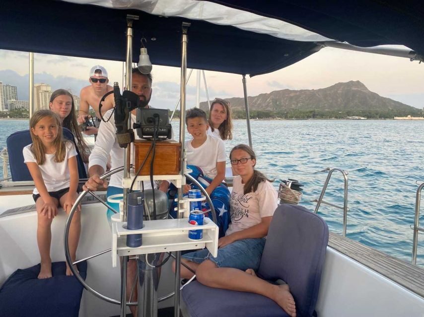 Oahu: Sunset sailing in small intimate groups - Waikiki at night: how the city lights change the mood