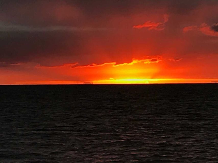 Oahu: Sunset sailing in small intimate groups - Snacks and BYO food: easy planning for real-life hunger