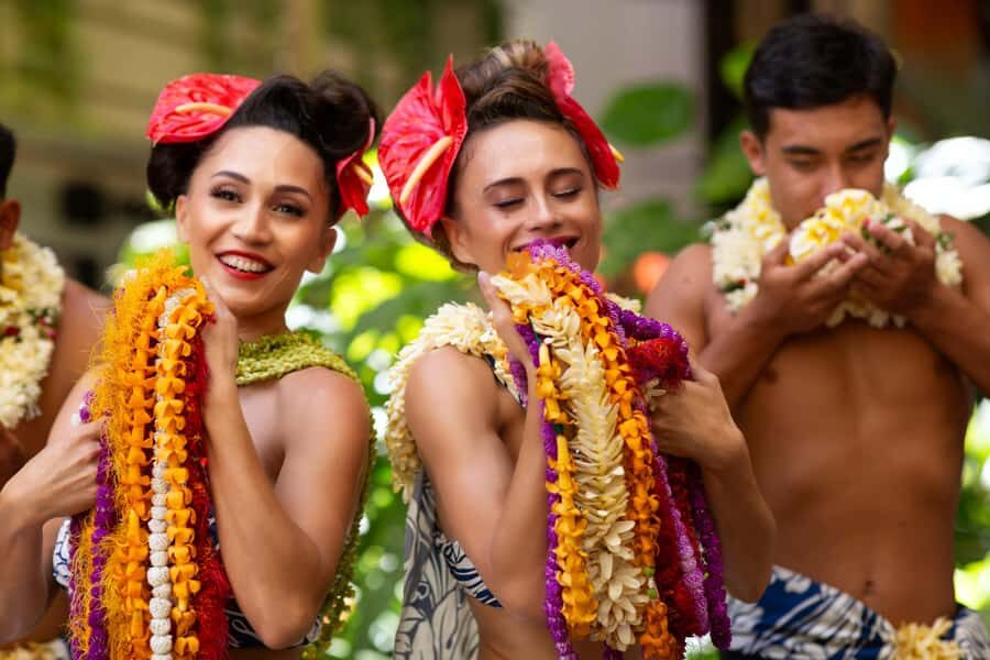 Oʻahu: Nā Lei Aloha Lūʻau & Dinner or Cocktail Show Option - Lei greeting and the welcome cocktail: start your evening on the right note