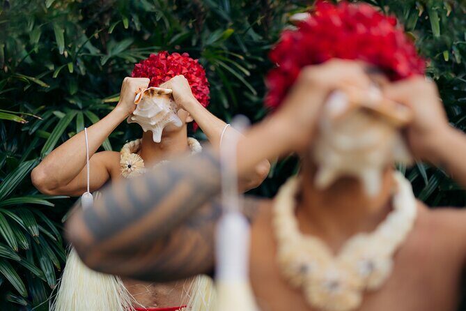 Paina Waikiki Luau at Waikiki Beach Marriott - Your Arrival Routine: Lei, Tattoos, and That First Mai Tai