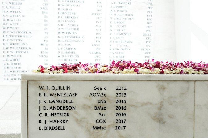 Pearl Harbor USS Arizona Memorial and Honolulu City Tour - Honolulu Breaks: King Kamehameha Statue and Iolani Palace Views