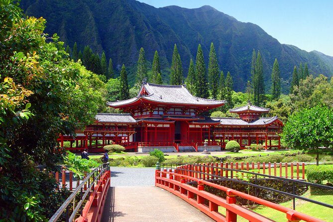 Private Green and Blue Circle Island Oahu Tour (se habla espanol) - Stop 1: Byodo-in Temple and the Replica That Makes Culture Easy to See