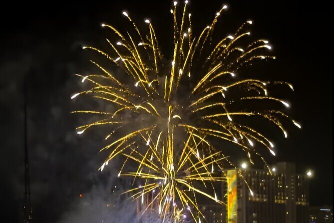 Waikiki Beach Catamaran Friday Night Fireworks Tour - Group Size and Vibe: Why 37 Matters