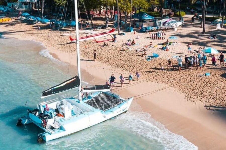 Waikiki Beach: Turtle Snorkeling and Sailing on Hāwea - Getting on board the Hāwea: Duke Kahanamoku area, no booth, easy walk