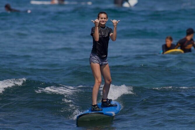 Waikiki Surf Lesson (Hawaiian Boy Surf School) - The 1-hour flow: from Kuhio Beach to standing on a wave